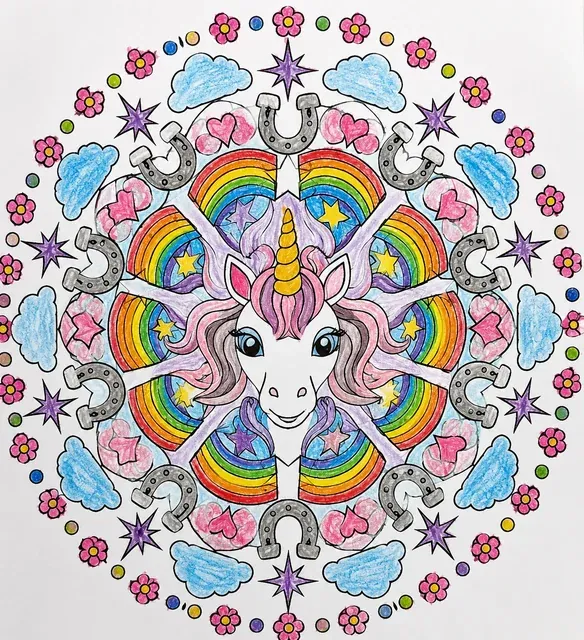 Symmetrisches Einhorn-Mandala mit Spiralhorn-Gesicht, acht Regenbogenbögen und Hufeisen-Herz-Bordüre